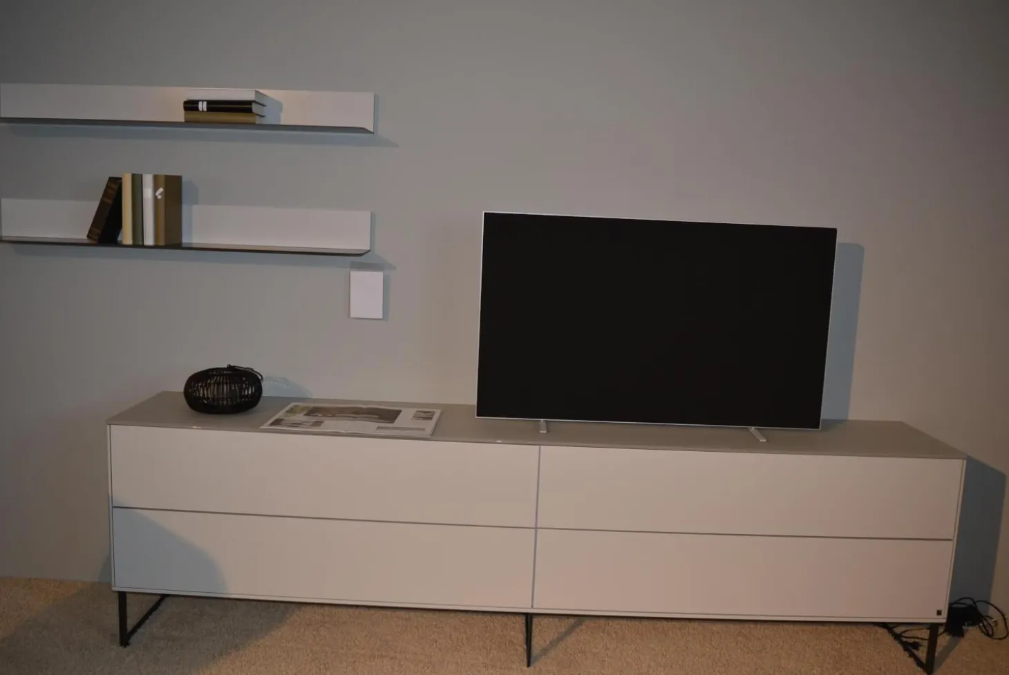 Lowboard mit Wandpaneelen WK 418 Zola Platte Glas Lackiert 407 Front Glattlack Steingrau Kufe Schwarz