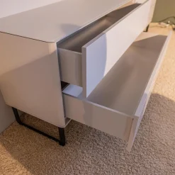 Lowboard mit Wandpaneelen WK 418 Zola Platte Glas Lackiert 407 Front Glattlack Steingrau Kufe Schwarz