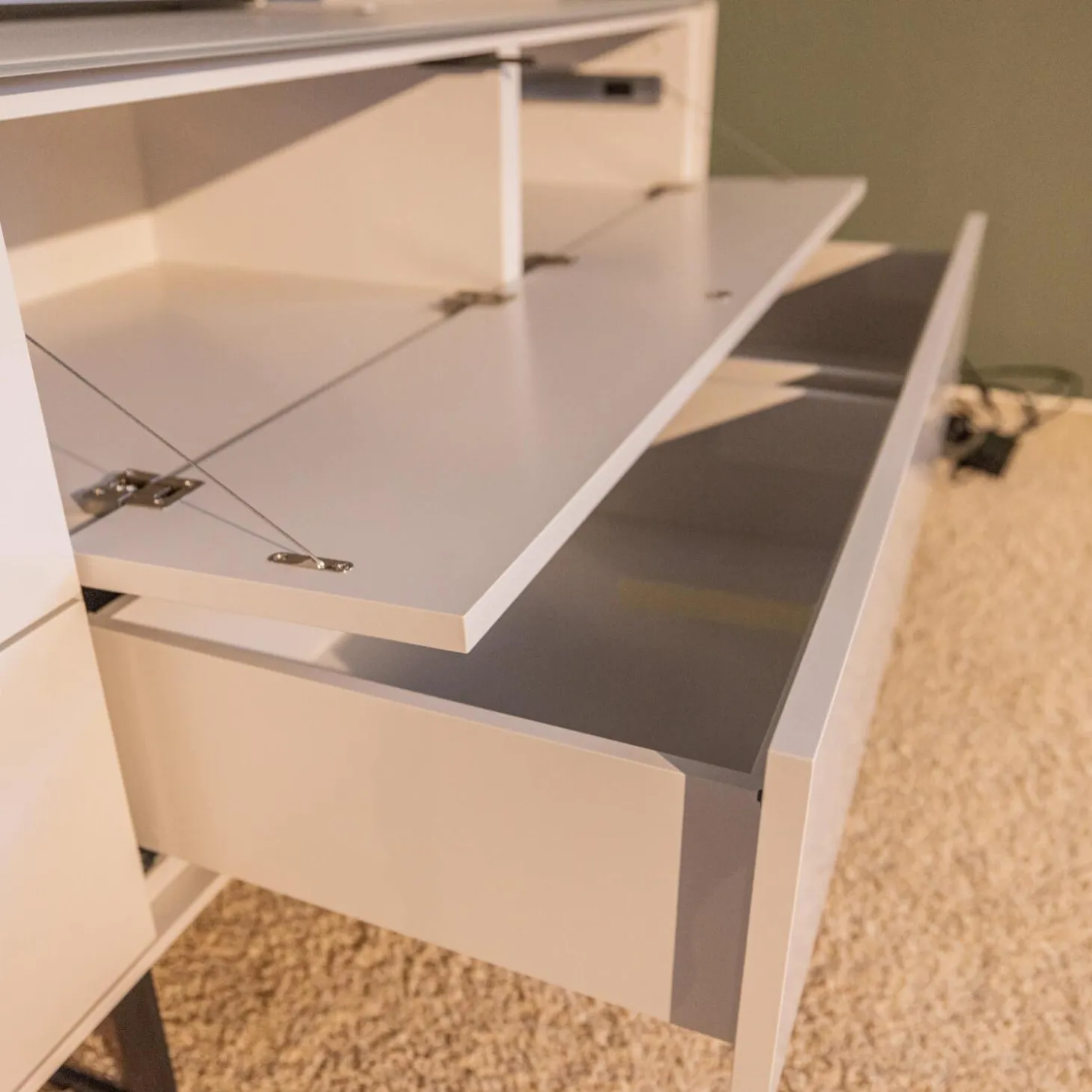 Lowboard mit Wandpaneelen WK 418 Zola Platte Glas Lackiert 407 Front Glattlack Steingrau Kufe Schwarz