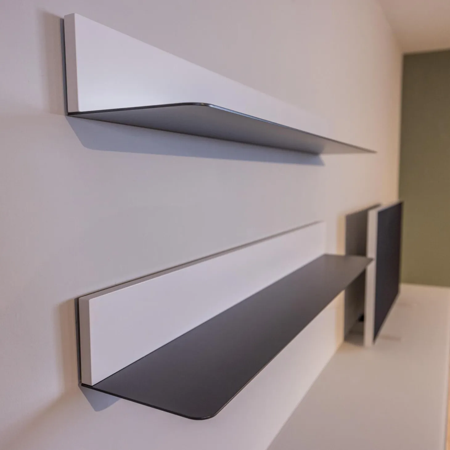 Lowboard mit Wandpaneelen WK 418 Zola Platte Glas Lackiert 407 Front Glattlack Steingrau Kufe Schwarz