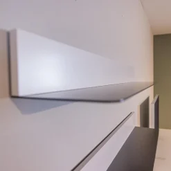 Lowboard mit Wandpaneelen WK 418 Zola Platte Glas Lackiert 407 Front Glattlack Steingrau Kufe Schwarz