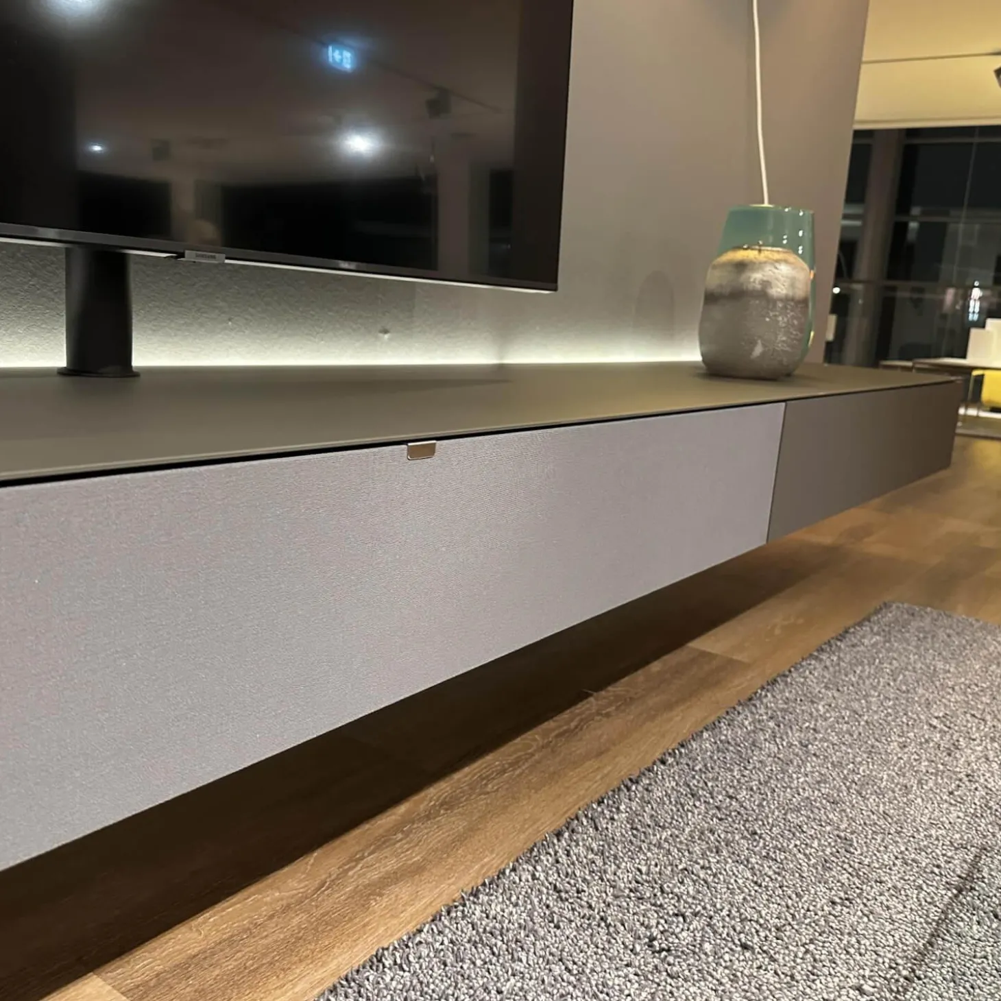 Lowboard Next Korpus Smart Lack Granite Grau Stofffront Grey Grau Mit Soundbar Und TV-Halterung