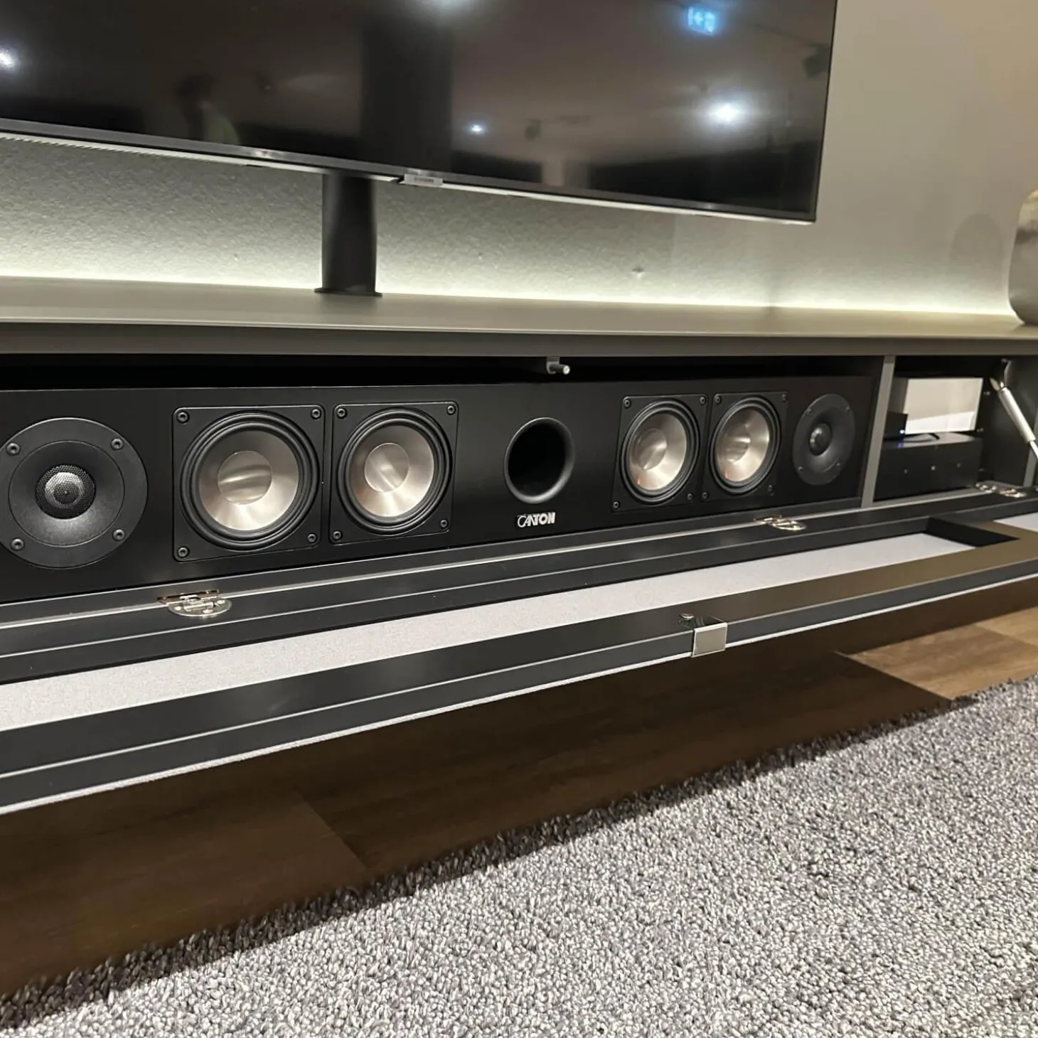 Lowboard Next Korpus Smart Lack Granite Grau Stofffront Grey Grau Mit Soundbar Und TV-Halterung