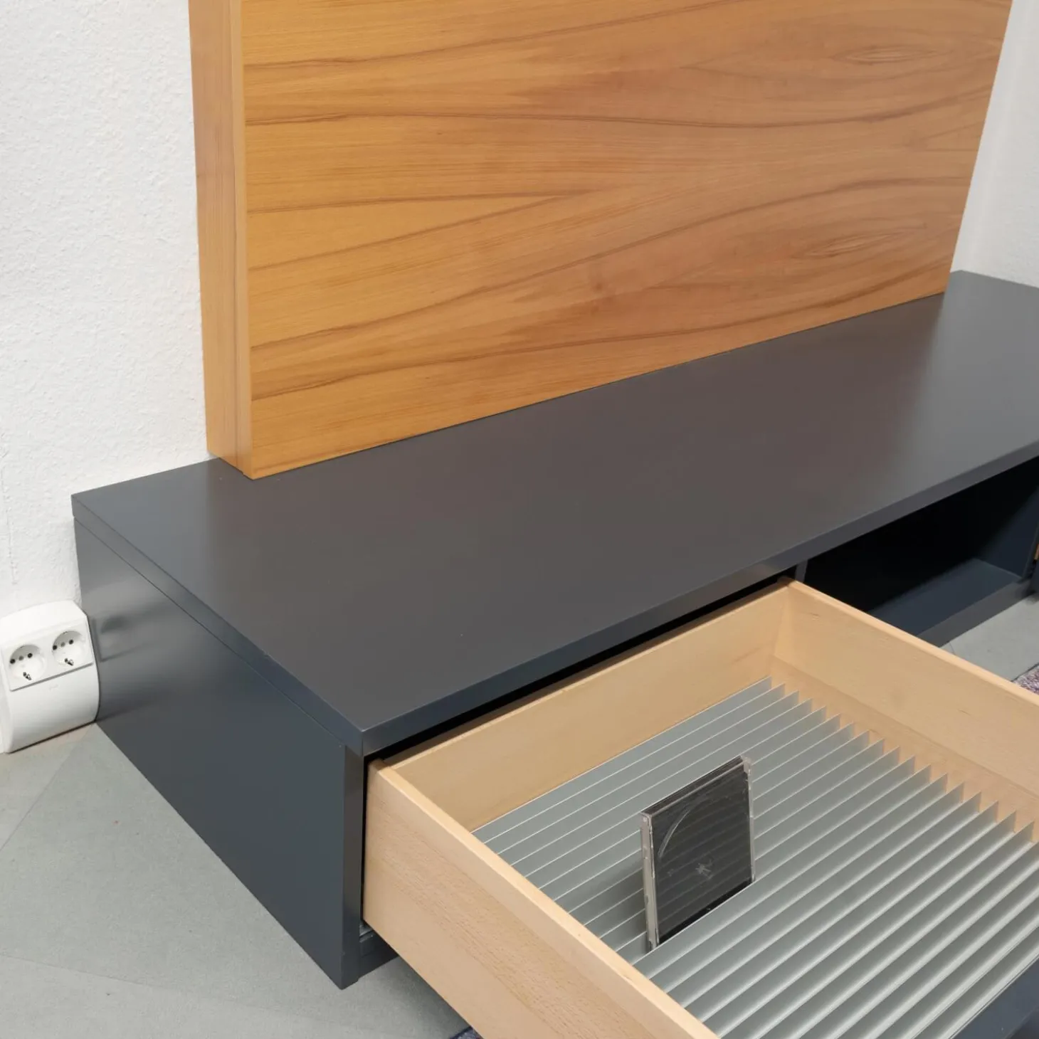 Lowboard Optima Lack Anthrazit 25 TV-Paneel Kernbuche Natur Lackiert