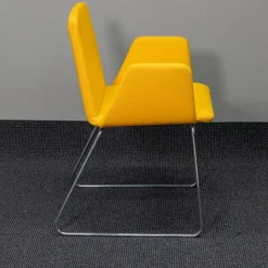 Mehrzweckstuhl Pepe Filzbezug Gelb Kufengestell Verchromt