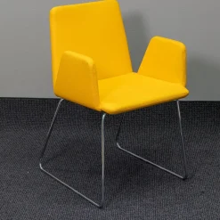Mehrzweckstuhl Pepe Filzbezug Gelb Kufengestell Verchromt