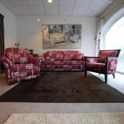 Modell Lara Sofa 2,5 sitzig, Sessel, Beistellsessel Modell Broadway Bezug grauviolett florence 1026 115 Keder Dinamica 112 Massivholfüße lackiert