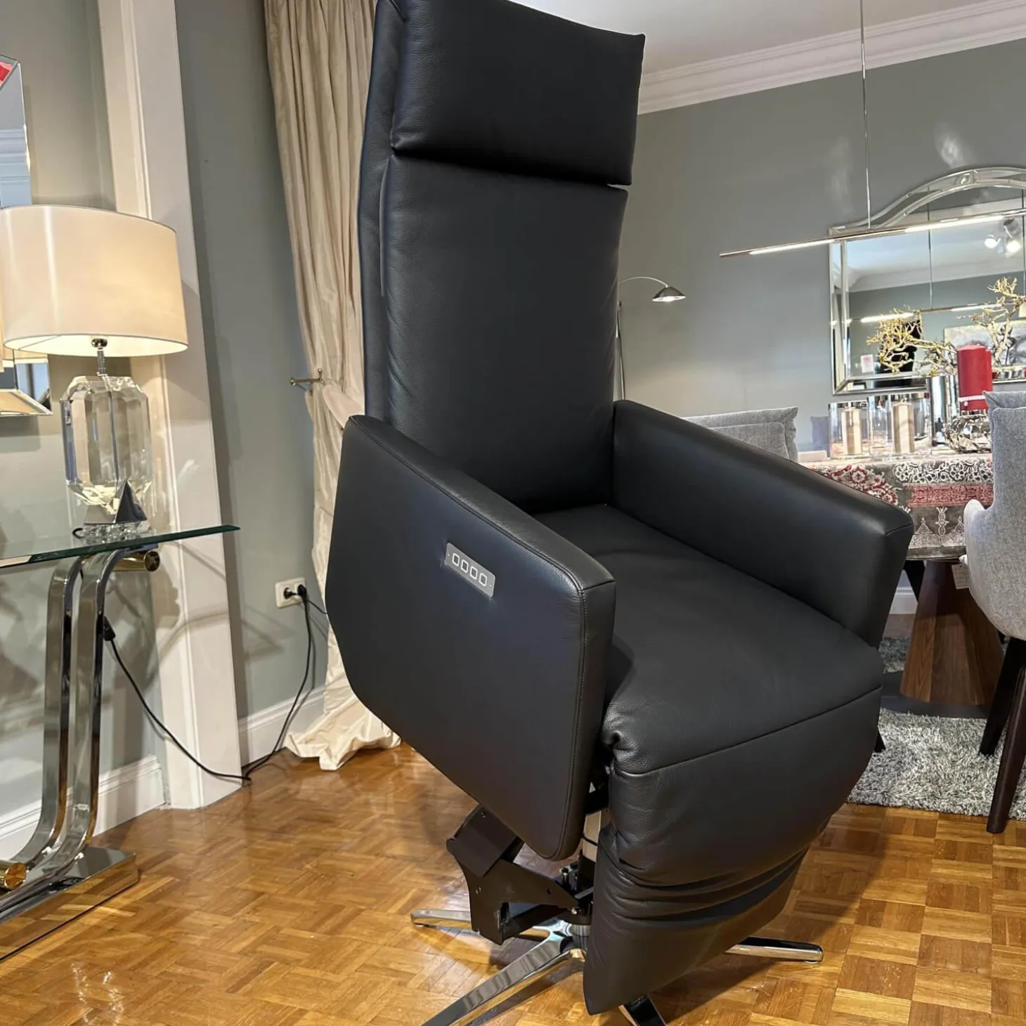 Motorsessel Charly Bezug Leder Normandie Schwarz Sternfuß Chrom Glänzend Mit Aufsthehhilfe Und Motorischer Verstellung