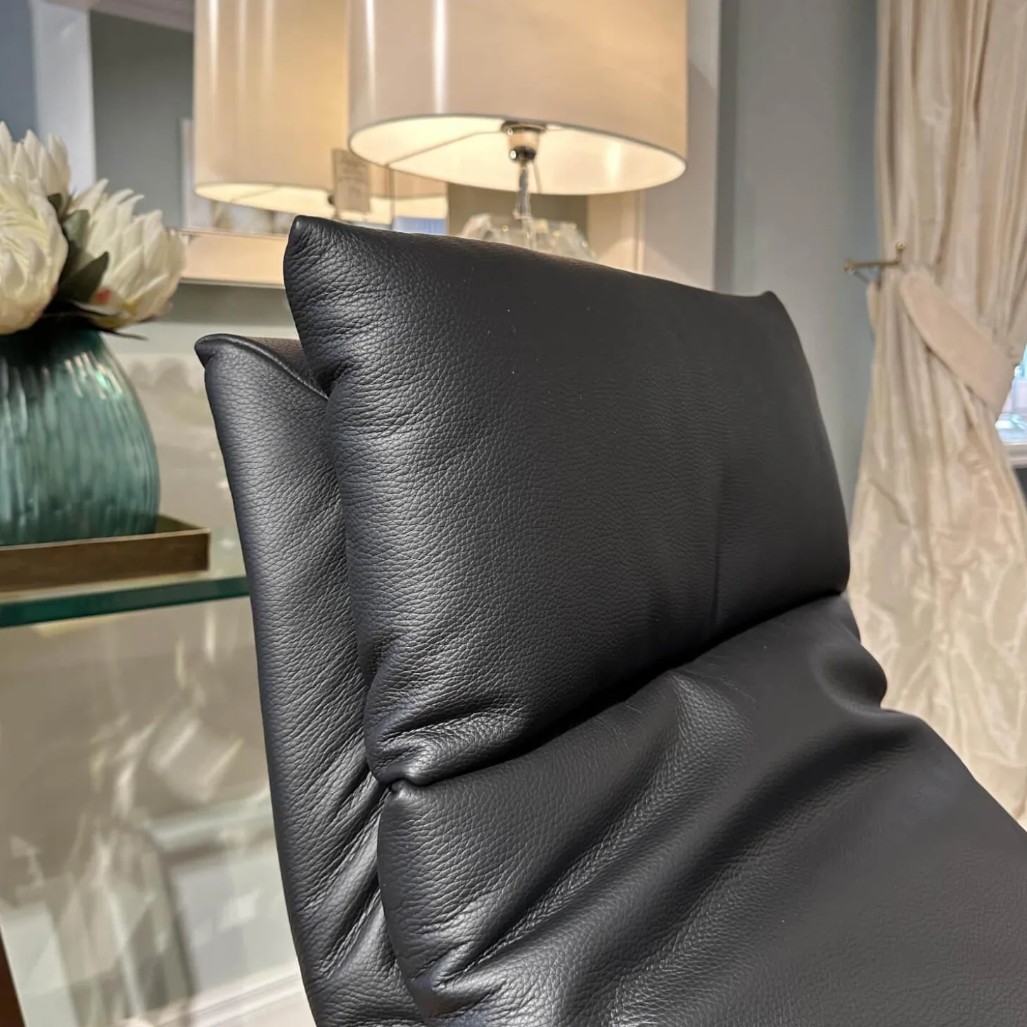 Motorsessel Charly Bezug Leder Normandie Schwarz Sternfuß Chrom Glänzend Mit Aufsthehhilfe Und Motorischer Verstellung