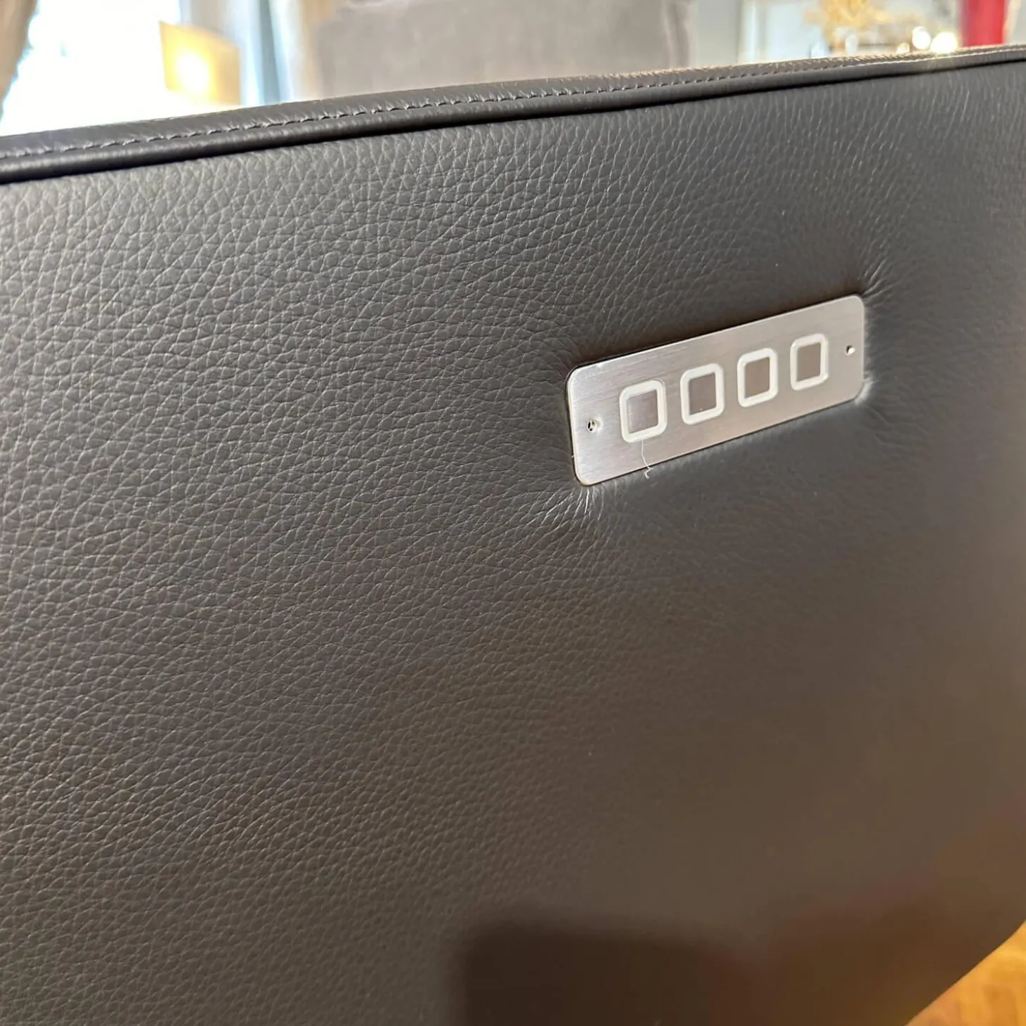 Motorsessel Charly Bezug Leder Normandie Schwarz Sternfuß Chrom Glänzend Mit Aufsthehhilfe Und Motorischer Verstellung