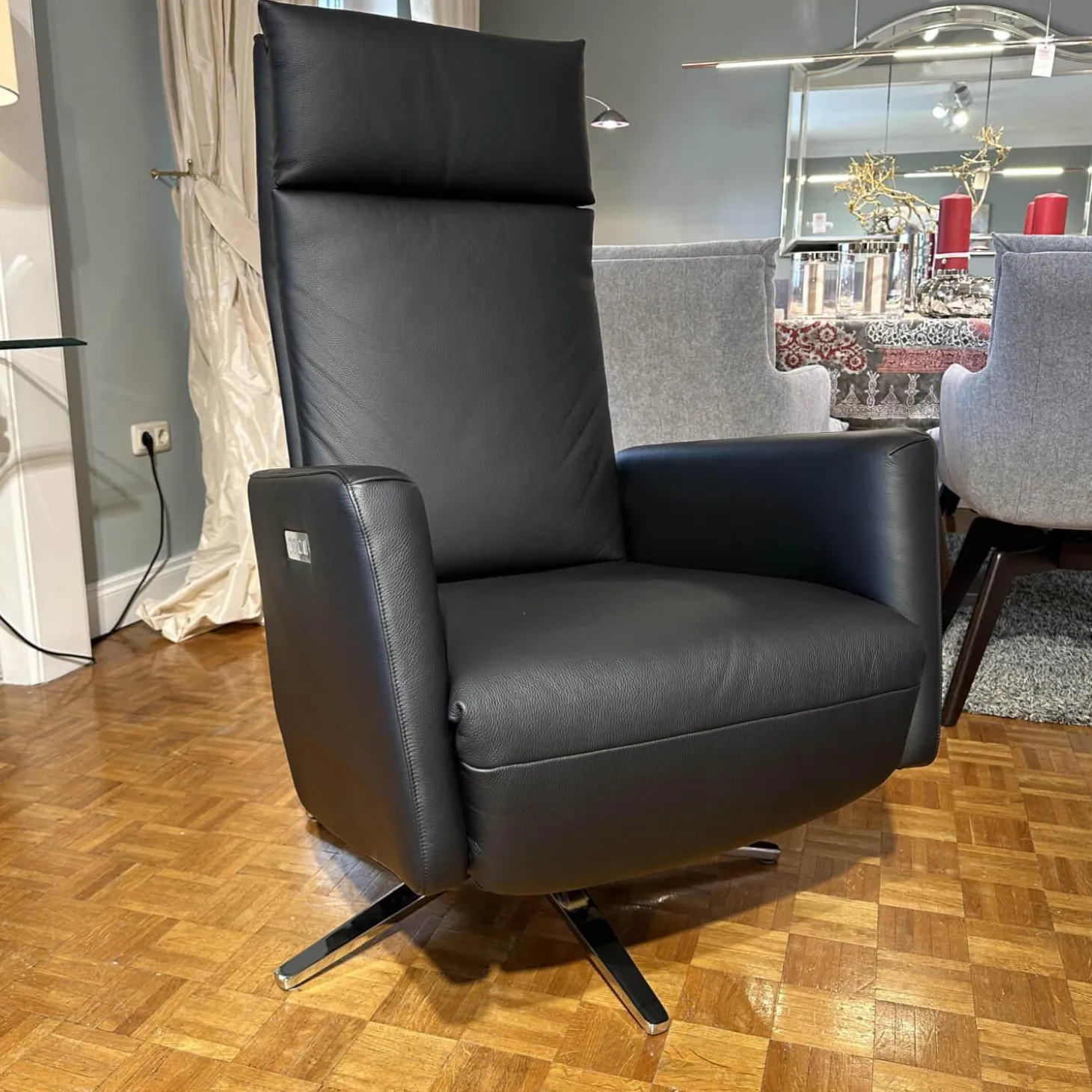 Motorsessel Charly Bezug Leder Normandie Schwarz Sternfuß Chrom Glänzend Mit Aufsthehhilfe Und Motorischer Verstellung