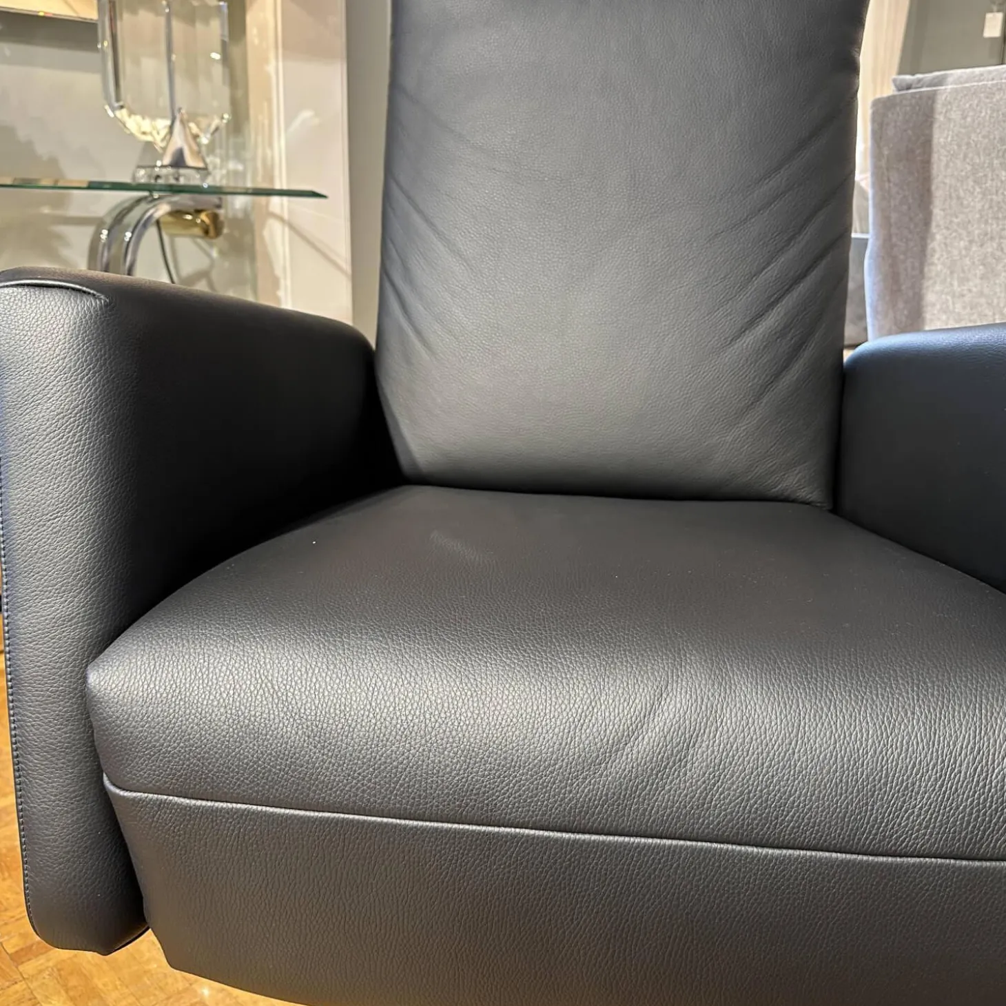 Motorsessel Charly Bezug Leder Normandie Schwarz Sternfuß Chrom Glänzend Mit Aufsthehhilfe Und Motorischer Verstellung