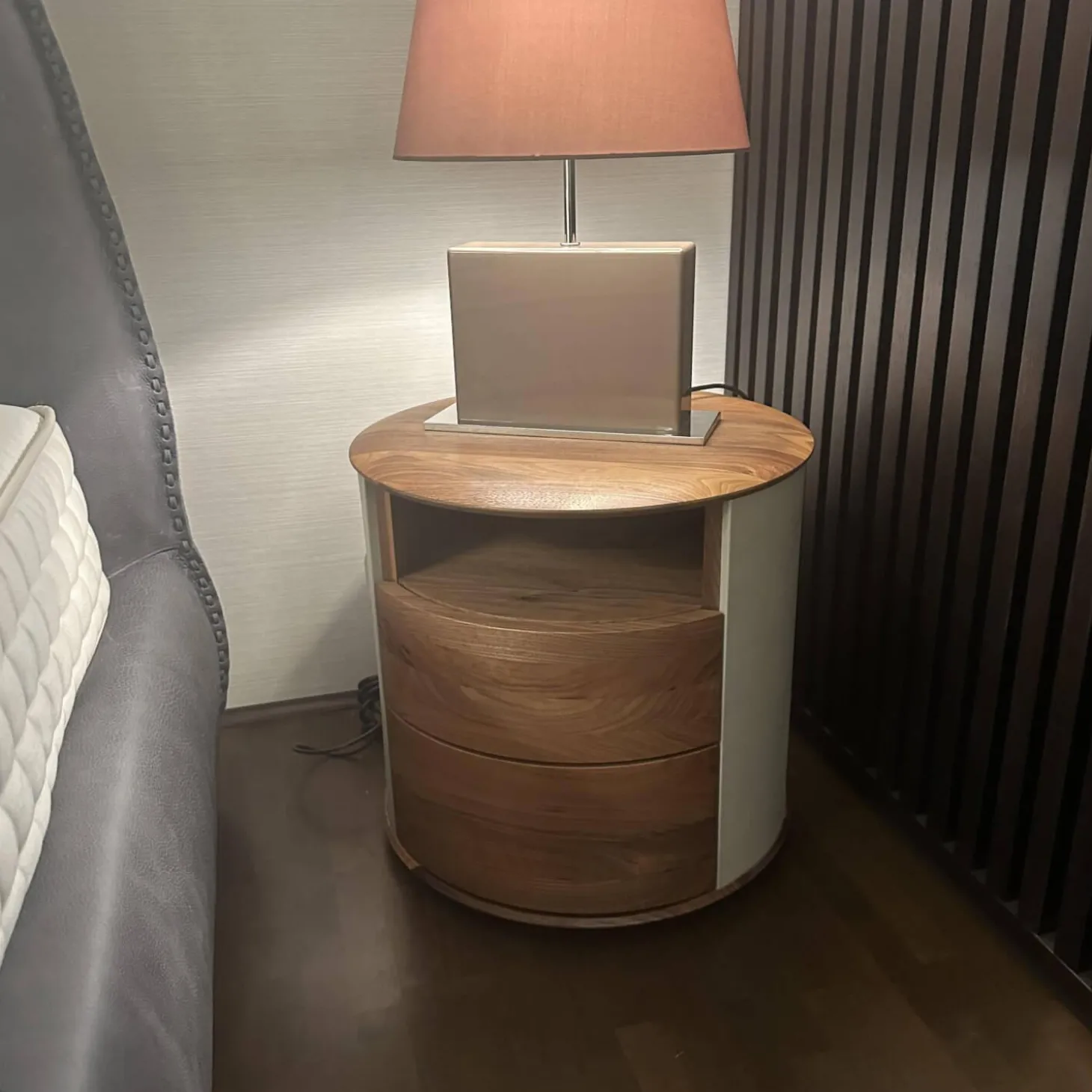 Nachtschrank S100 Korpus Leder Taupe Beige Front Und Schubladen Nussbaum