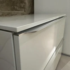 Nachttisch Cube Lack Kristallweiß M02 Griffleiste Alufarben 019