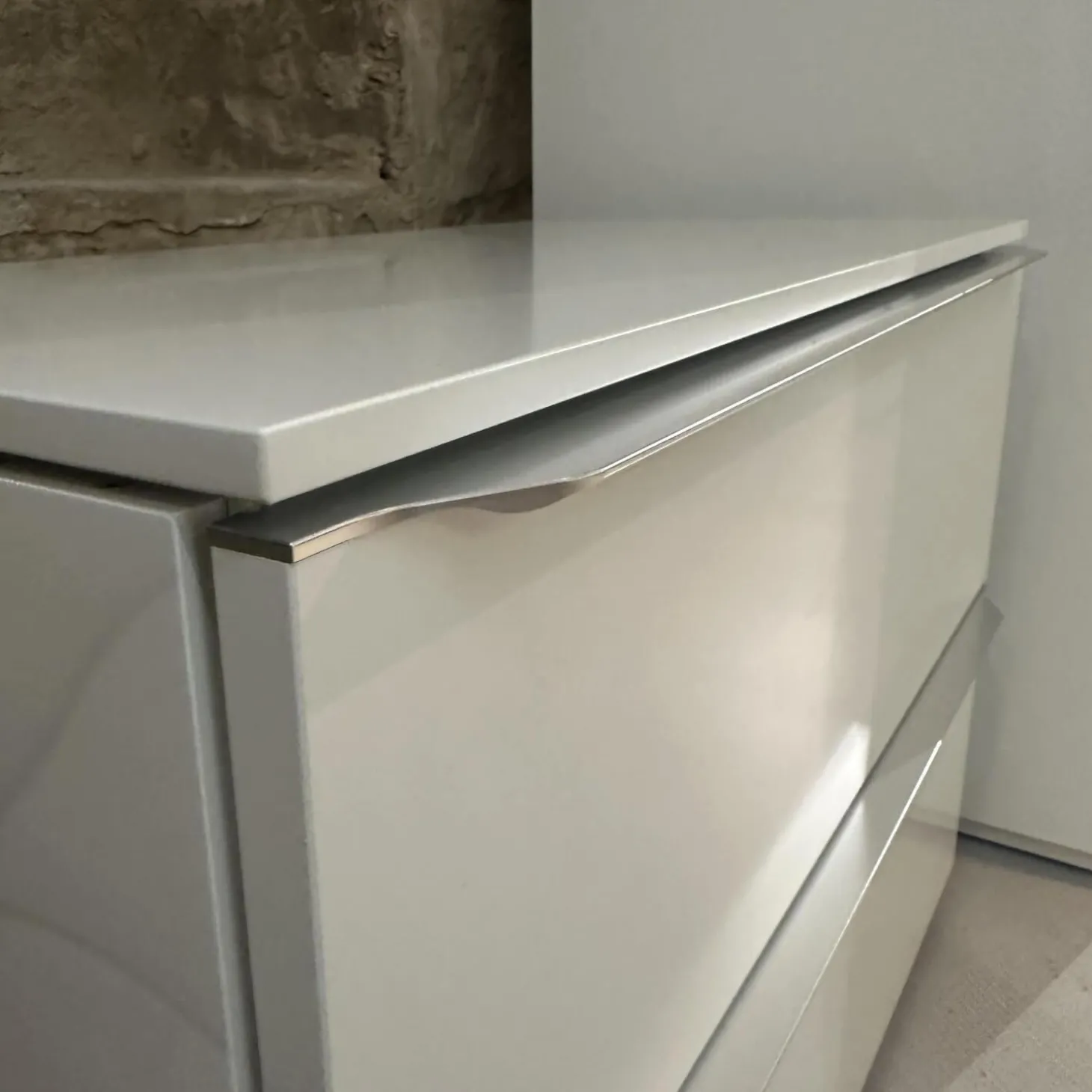 Nachttisch Cube Lack Kristallweiß M02 Griffleiste Alufarben 019