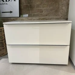 Nachttisch Cube Lack Kristallweiß M02 Griffleiste Alufarben 019