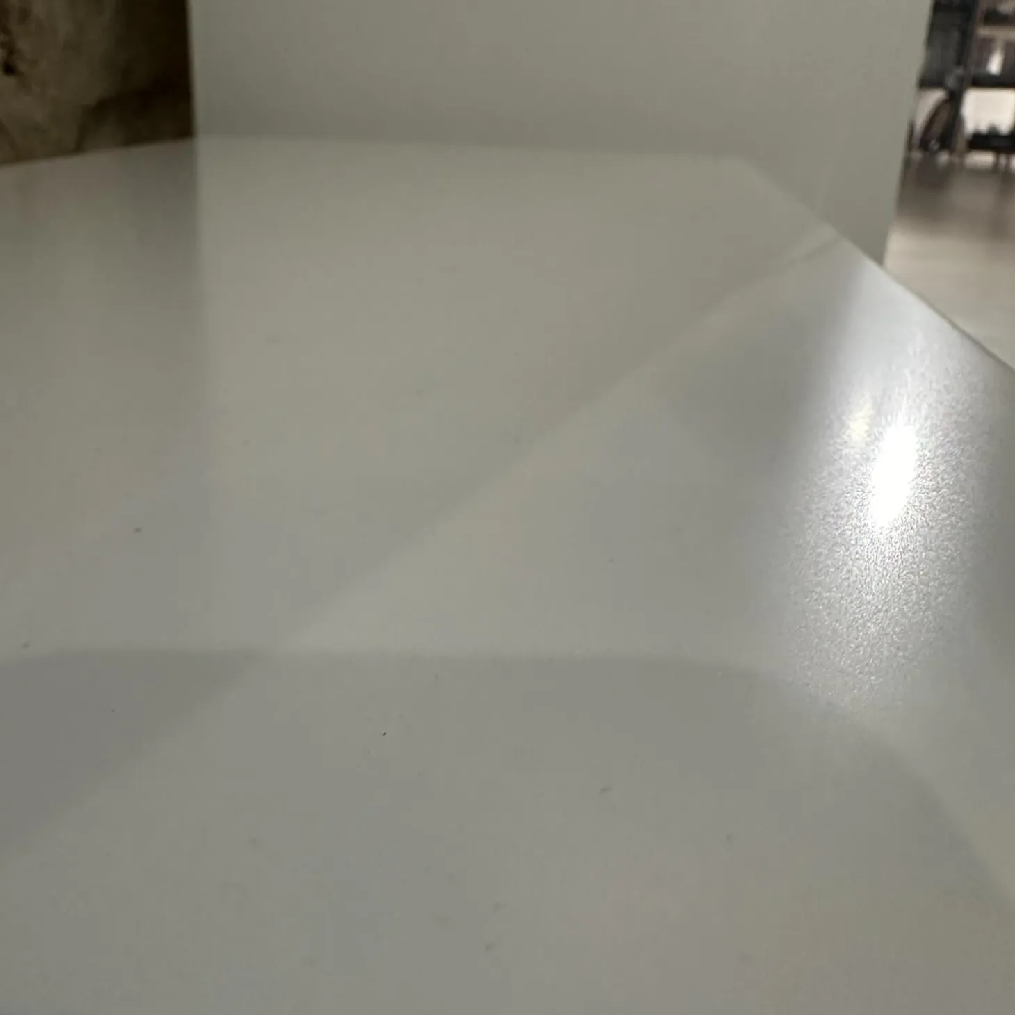 Nachttisch Cube Lack Kristallweiß M02 Griffleiste Alufarben 019