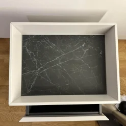 Nachttisch Hesperide Dyo Korpus Lack Grau-Weiss Untergestell Schwarz Pulverbeschichtet Mit Keramikeinlage