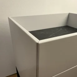 Nachttisch Hesperide Dyo Korpus Lack Grau-Weiss Untergestell Schwarz Pulverbeschichtet Mit Keramikeinlage