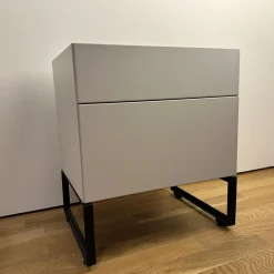 Nachttisch Hesperide Dyo Korpus Lack Grau-Weiss Untergestell Schwarz Pulverbeschichtet Mit Keramikeinlage