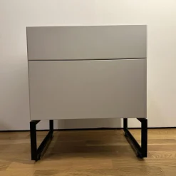 Nachttisch Hesperide Dyo Korpus Lack Grau-Weiss Untergestell Schwarz Pulverbeschichtet Mit Keramikeinlage