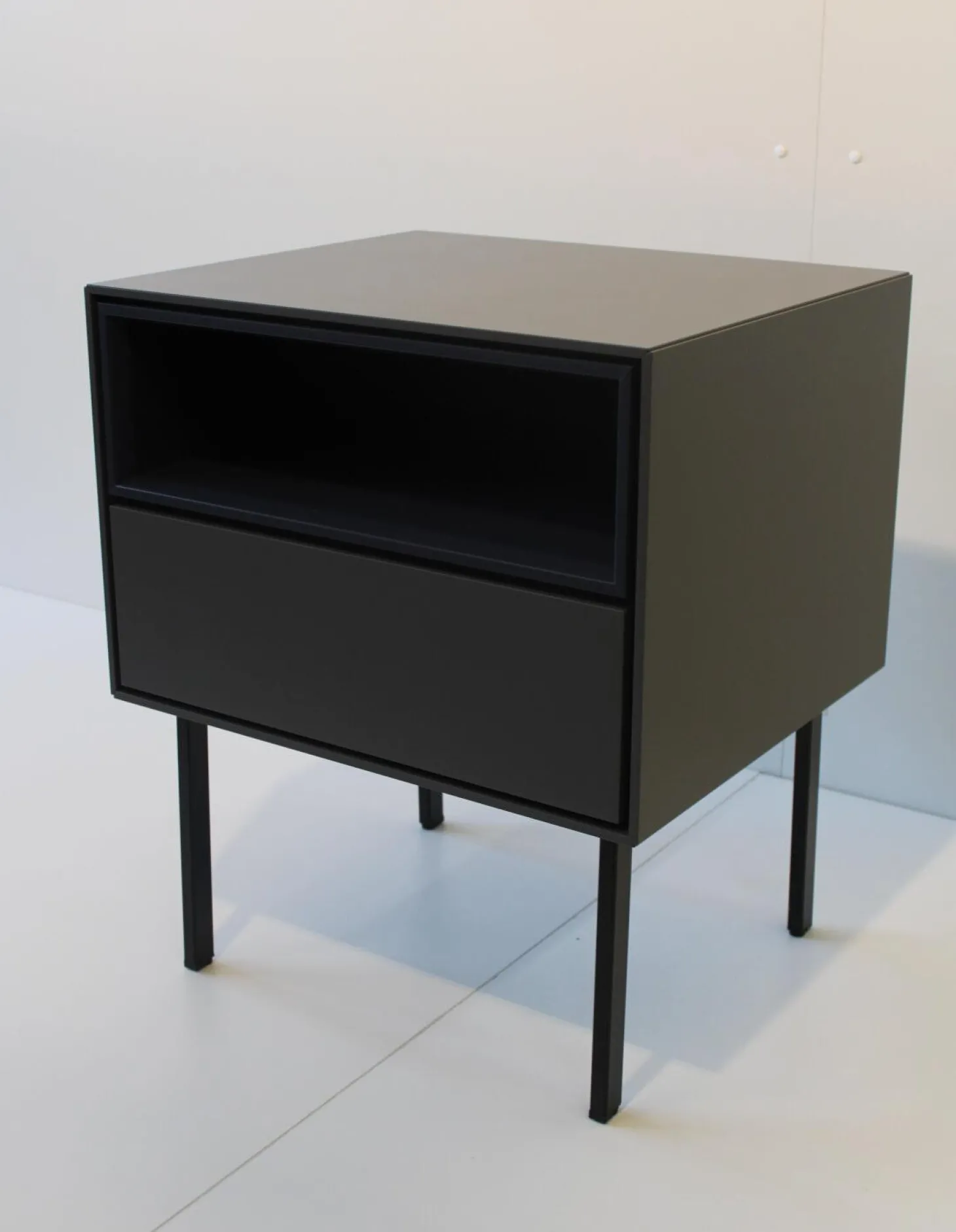 Nachttisch Holz Front 66 Granit Grau Nische 51 Nachtblau