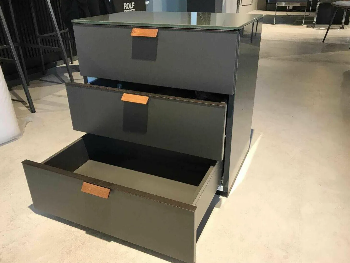 Nachttisch Multi Varis Nussbaum Abdeckplatte Glas