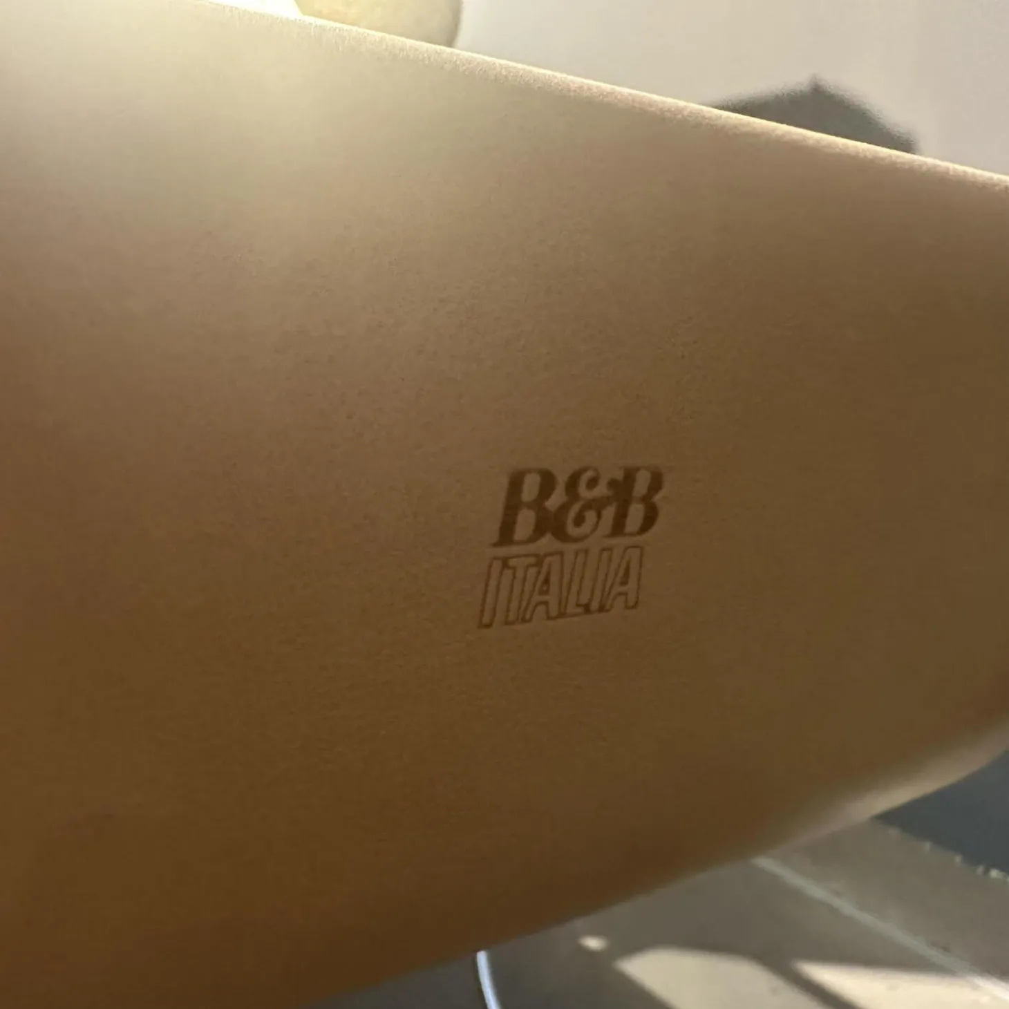 Nachttisch Quiet Lines Platte Rauchglas Leder Kasia 315 Wüstenfarben Braun Gestell Nickel Bronzefarben Lackiert