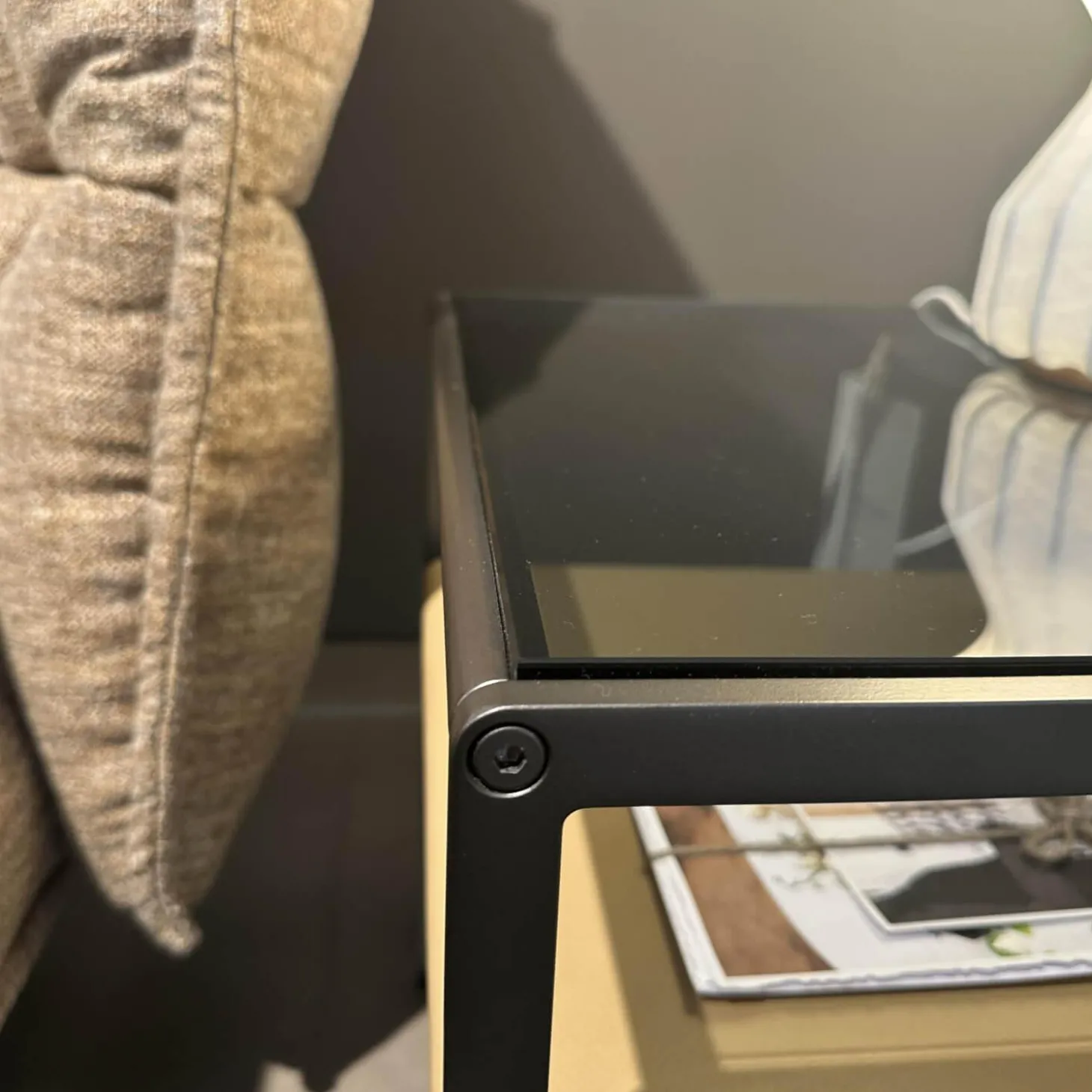 Nachttisch Quiet Lines Platte Rauchglas Leder Kasia 315 Wüstenfarben Braun Gestell Nickel Bronzefarben Lackiert