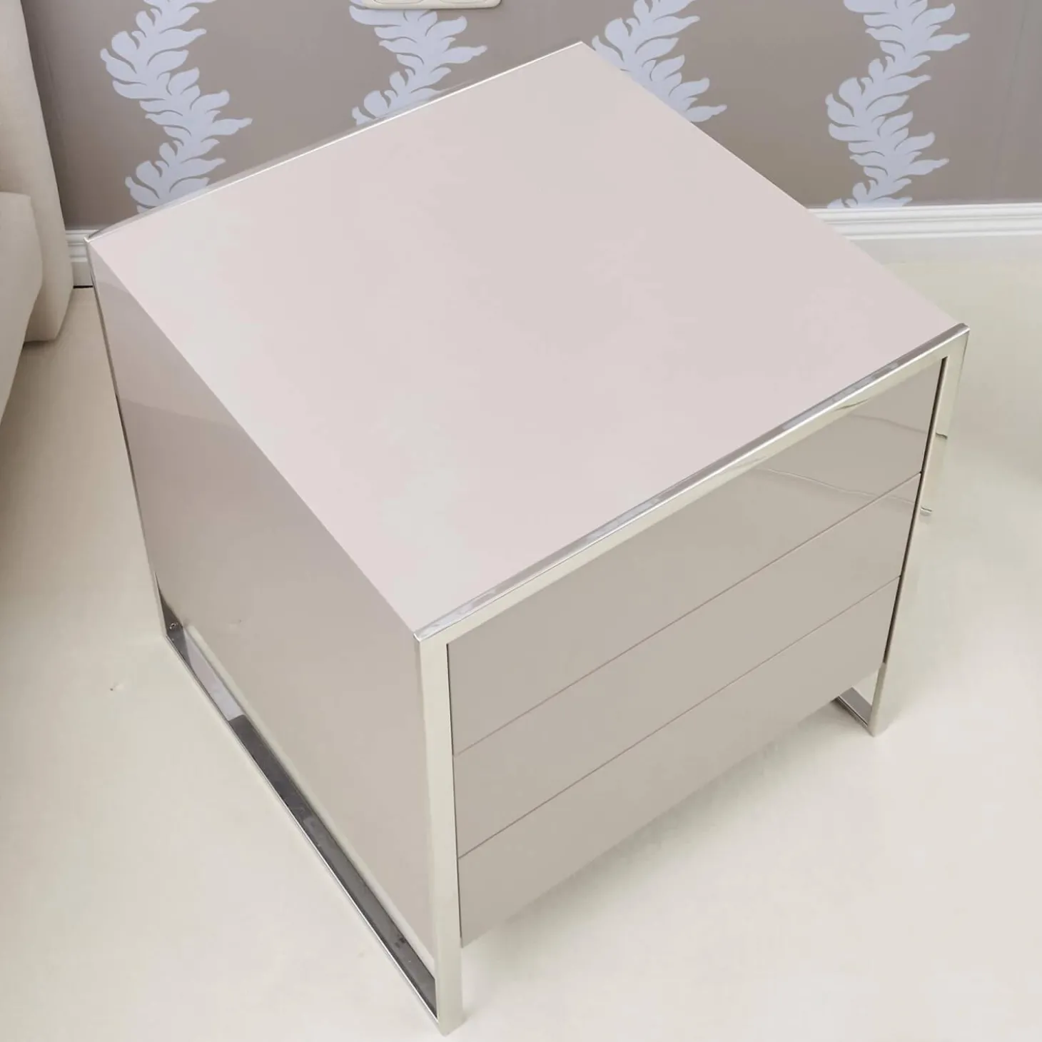 Nachttisch Smart Pantex Taupe Gestell Edelstahl Poliert