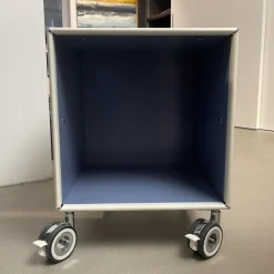 Offenes Thekenelement Auf Rollen Außen RAL 9010 Reinweiß Innen RAL 5014 Taubenblau