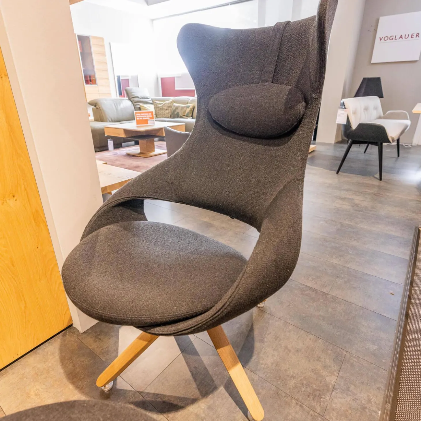 Ohrensessel V-Rock Living Bezug Stoff Curl Black CB Anthrazit Gestell Alteiche Rustiko Gebürstet Inklusive Hocker