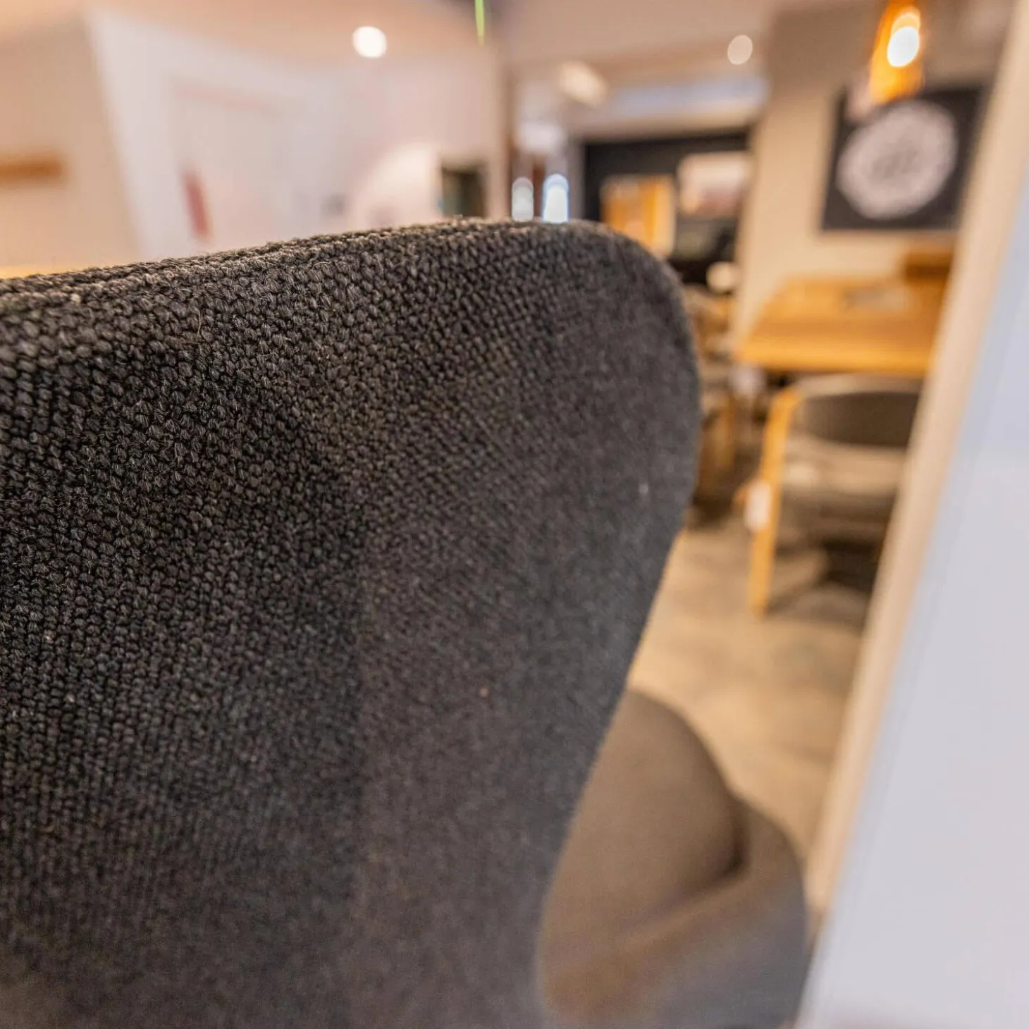 Ohrensessel V-Rock Living Bezug Stoff Curl Black CB Anthrazit Gestell Alteiche Rustiko Gebürstet Inklusive Hocker