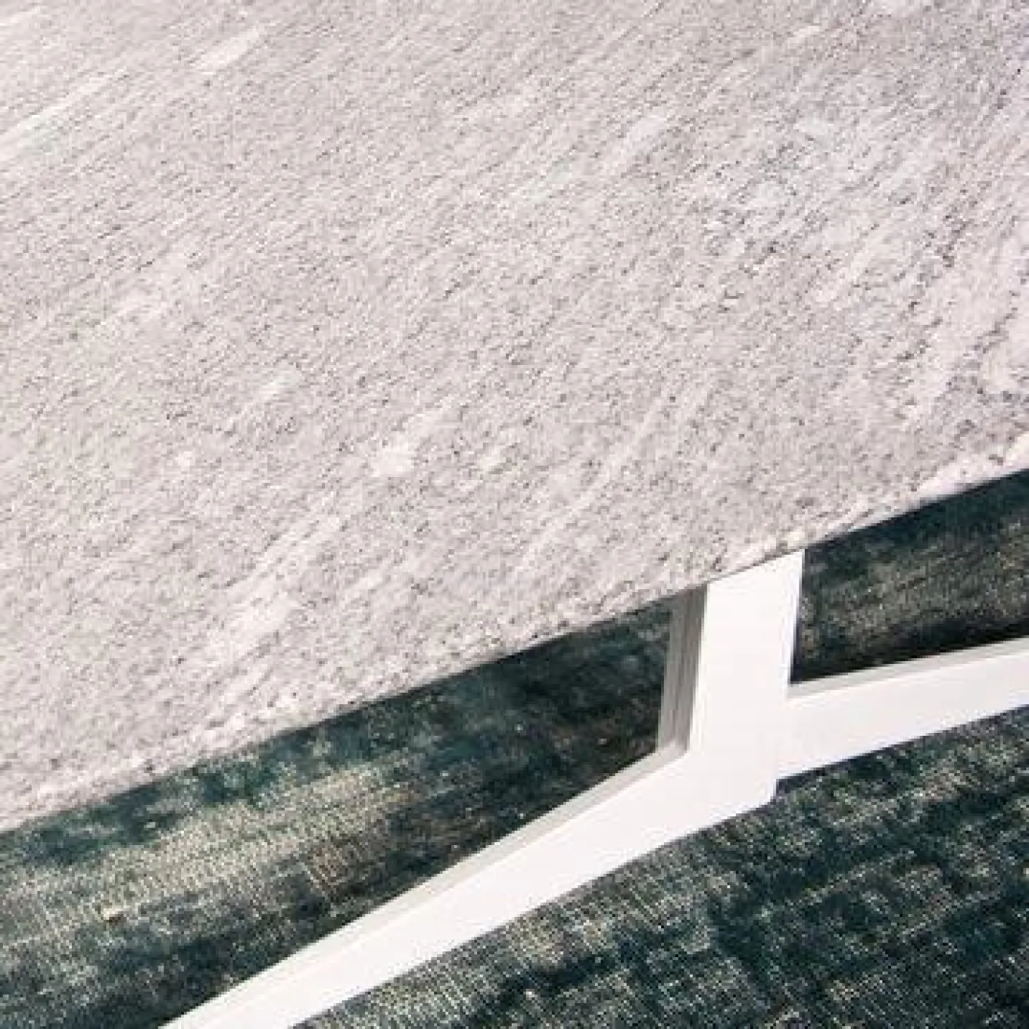 Outdoor Beistelltisch Fly Platte Silbergneis Gestell Weiß