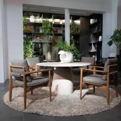 Outdoor Essgruppe Magnolia Stuhl Stoff Bris Taupe Grau Gestell Iroko Natural Tisch Monolith Cementoskin Creme Weiß