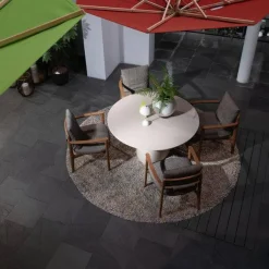 Outdoor Essgruppe Magnolia Stuhl Stoff Bris Taupe Grau Gestell Iroko Natural Tisch Monolith Cementoskin Creme Weiß