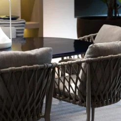 Outdoor Gruppe Allure Tisch Steinzeug Ozeanblau Gestell Zement Grau Sitzbank Und Stuhl Erica Geflecht Und Gestell Tortora Grau