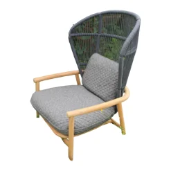 Outdoor Loungesessel Fern Geflochten Rückenlehne Meteor Raven Grau Sitz und Rückenkissen Stoff Wave Quarry Grau Rahmen Aluminium Pulverbeschichtet Grau Untergestell Teakholz Natürliches Finish