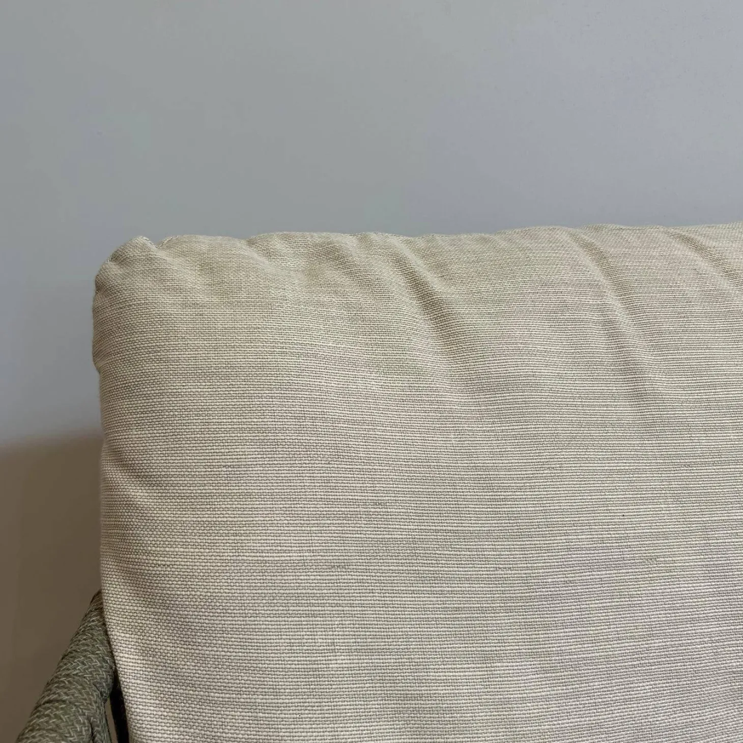 Outdoor Sofa Mood Sitzkissen Stoff Natural Beige Gestell Teakholz Rückenlehne Geflecht Moss Grün Grau