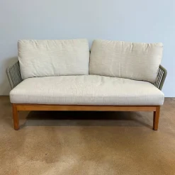 Outdoor Sofa Mood Sitzkissen Stoff Natural Beige Gestell Teakholz Rückenlehne Geflecht Moss Grün Grau