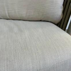 Outdoor Sofa Mood Sitzkissen Stoff Natural Beige Gestell Teakholz Rückenlehne Geflecht Moss Grün Grau