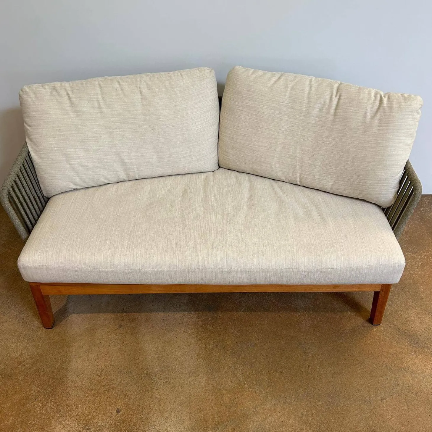 Outdoor Sofa Mood Sitzkissen Stoff Natural Beige Gestell Teakholz Rückenlehne Geflecht Moss Grün Grau