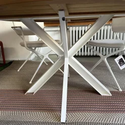 Outdoorgruppe Tisch Traverse Platte Teakholz 4 Stühle Exes Bezug Stoff Creme Gestell Aluminium Weiß