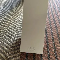 Outdoorgruppe Tisch Traverse Platte Teakholz 4 Stühle Exes Bezug Stoff Creme Gestell Aluminium Weiß