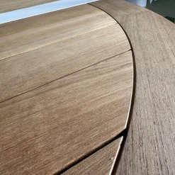 Outdoorgruppe Tisch Traverse Platte Teakholz 4 Stühle Exes Bezug Stoff Creme Gestell Aluminium Weiß