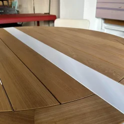 Outdoorgruppe Tisch Traverse Platte Teakholz 4 Stühle Exes Bezug Stoff Creme Gestell Aluminium Weiß