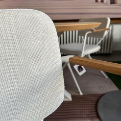 Outdoorgruppe Tisch Traverse Platte Teakholz 4 Stühle Exes Bezug Stoff Creme Gestell Aluminium Weiß