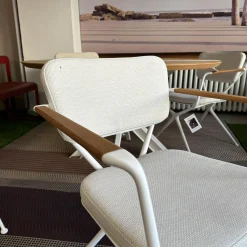 Outdoorgruppe Tisch Traverse Platte Teakholz 4 Stühle Exes Bezug Stoff Creme Gestell Aluminium Weiß