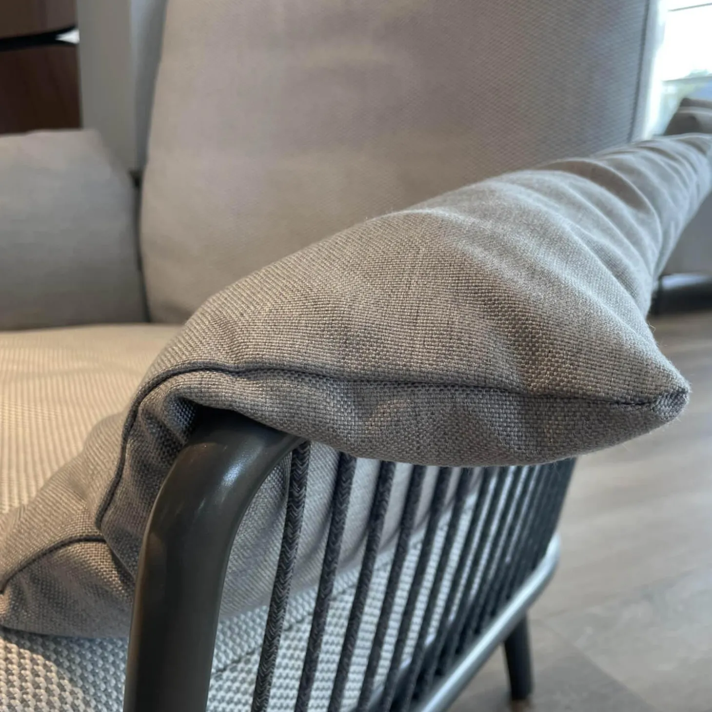 Outdoorsessel Yoko 271 Stoff 24.750 Grau Gestell Anthrazit