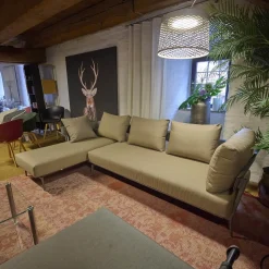 Outdoorsofa Aikana Bezug Iron Grey Gestell Haselnuss mit 2 Kissen